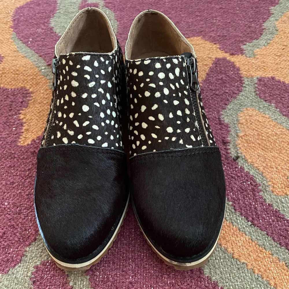 Like new, ALL BLACK
CAP & ZIP CALF HAIR SHOOTIES